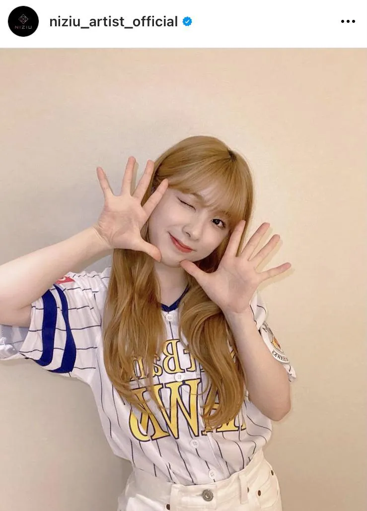 画像・写真 NiziU・ミイヒ、元気いっぱいユニフォーム姿でダブルピース