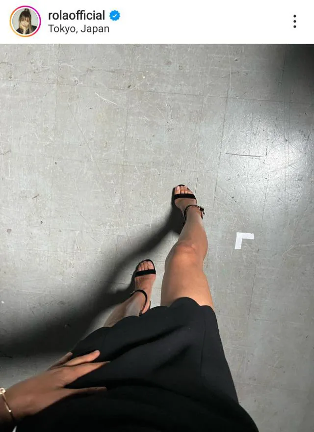 【写真】ローラの細い脚を真上から見た美脚ショット
