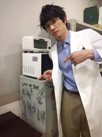 町田啓太、山下健二郎、八木将康と“ひとパー”バックに記念撮影!