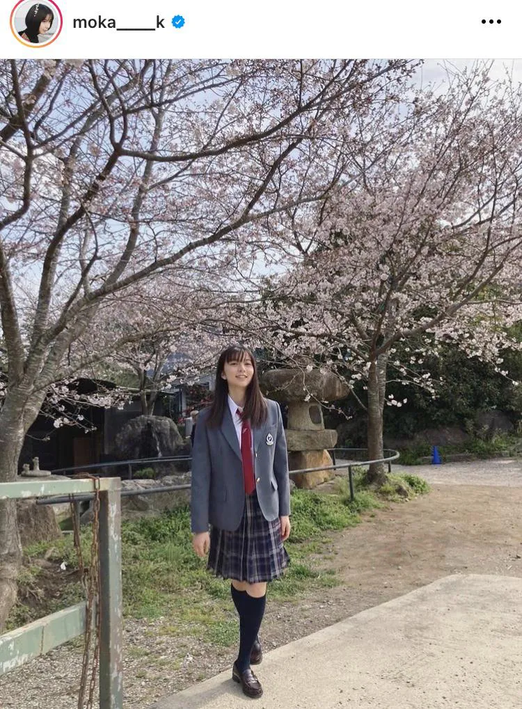 【写真】上白石萌歌、桜満開の制服SHOTに「顔小さっ！」「9頭身」「爽やか…」と反響
