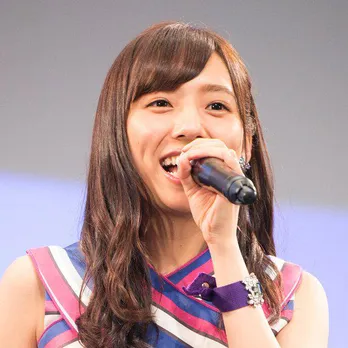 新内眞衣、斎藤ちはるアナとセーラー服姿で撮影…乃木坂46“OG”ショットにファン歓喜