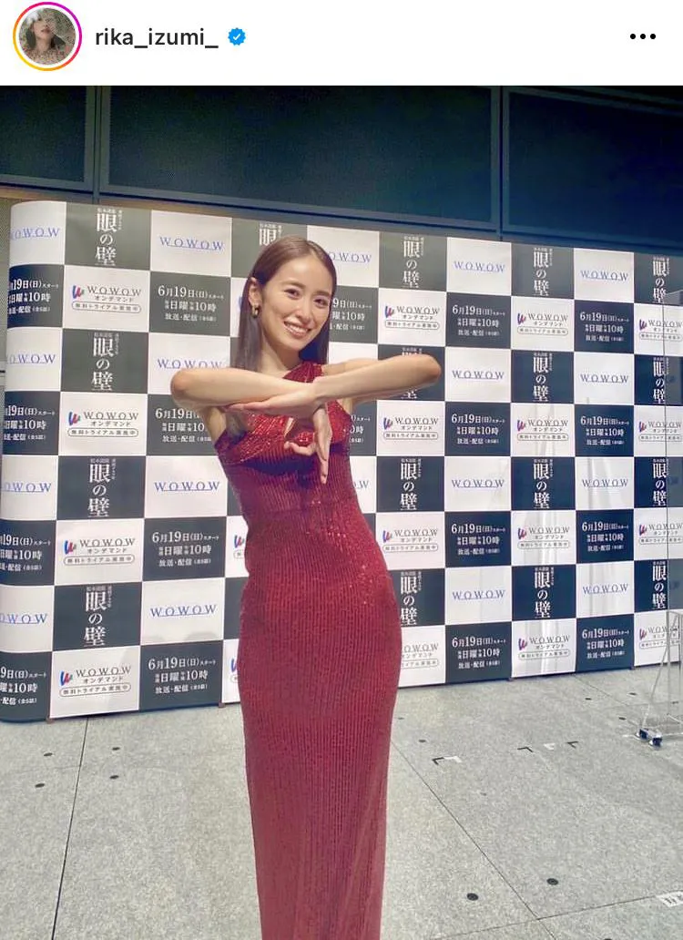  【写真】泉里香、“真っ赤なドレス”が華奢なボディラインを強調「美しい…」「細っ！スタイル最高です…！」と反響