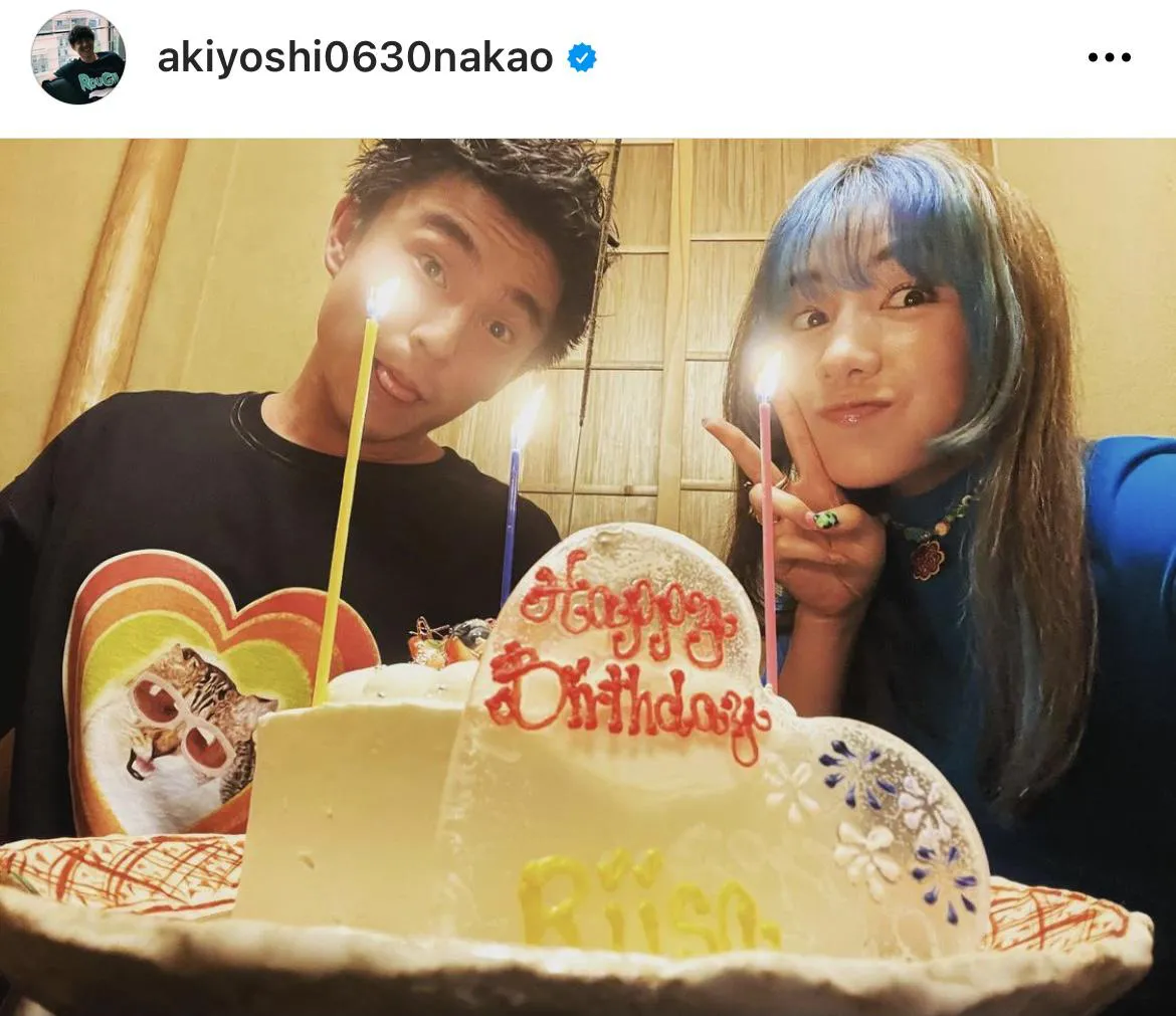 【写真を見る】ケーキを前にピースサインをする仲里依紗と中尾明慶