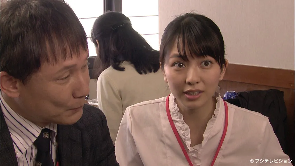小島梨里杏(右)が「スカッとジャパン」の“イヤミ課長”シリーズに出演