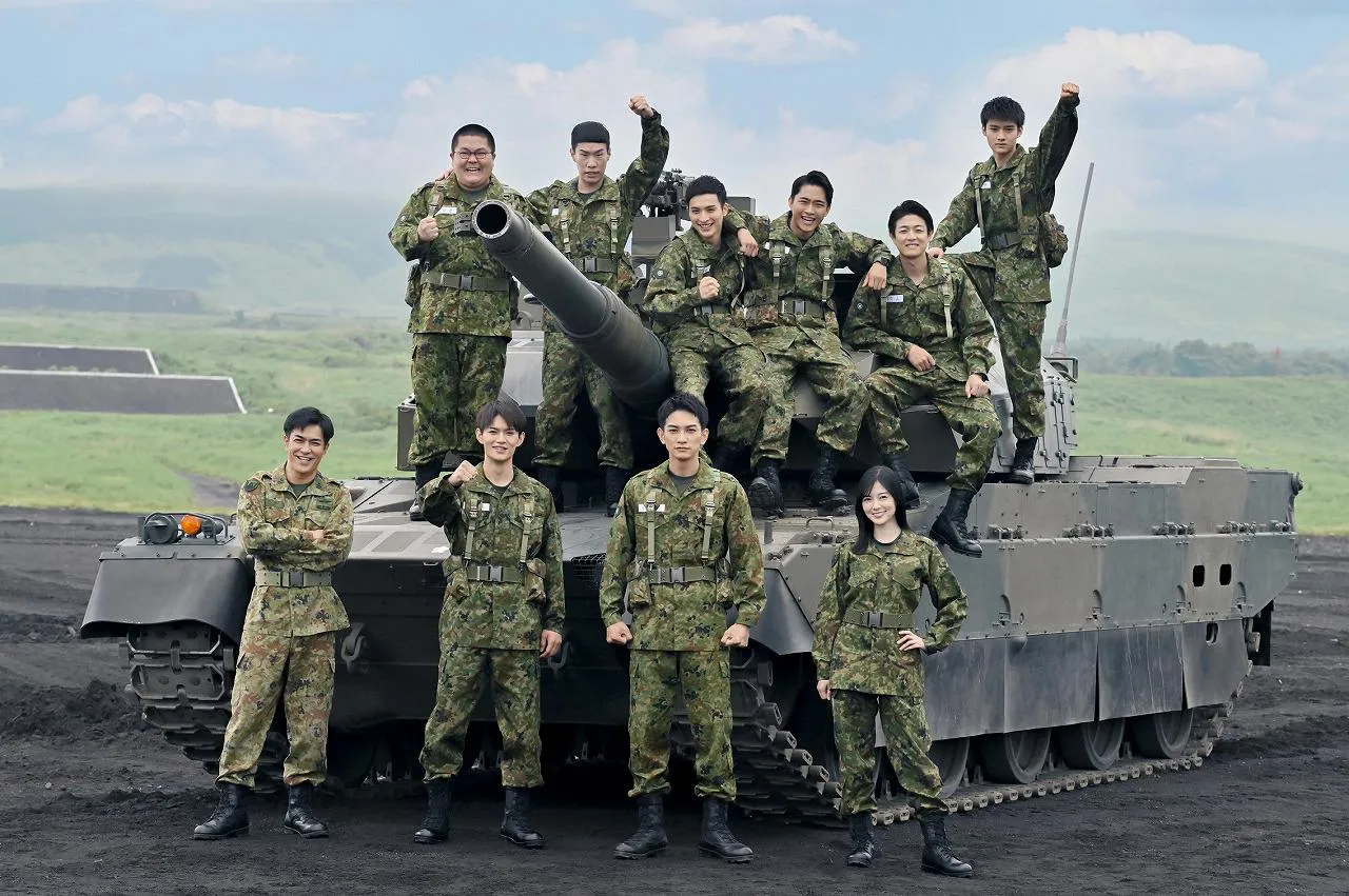 【写真】戦闘服姿で「10式戦車」の前に並ぶ町田啓太、佐野勇斗ら