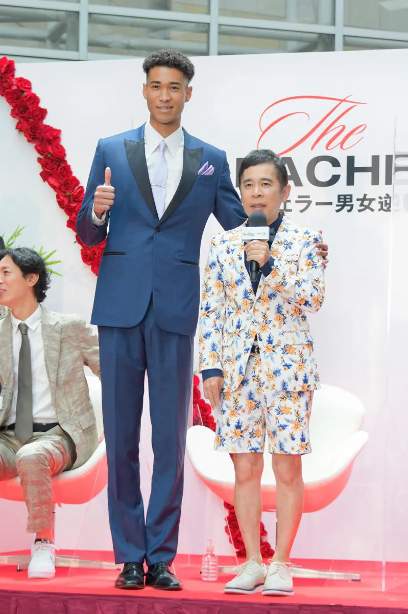 【写真】高身長のラッキーパーソンとの記念撮影に臨む岡村隆史