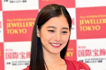 新木優子、重め前髪のボブヘア×制服の役衣装姿でドラマ『六本木クラス』をアピール 「雰囲気ぜんぜん違う」「新鮮でかわいい!」の声