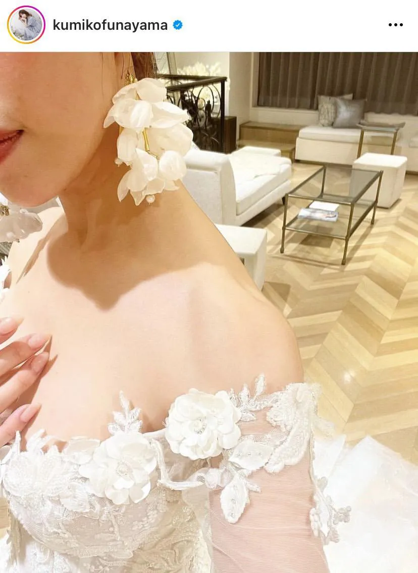 【写真】くみっきー、ウエディングドレスから覗く美しいデコルテライン