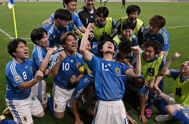 【写真】大久保嘉人や加地亮などレジェンド選手たちが、亮太郎(綾野剛)のチームメイトとして出演