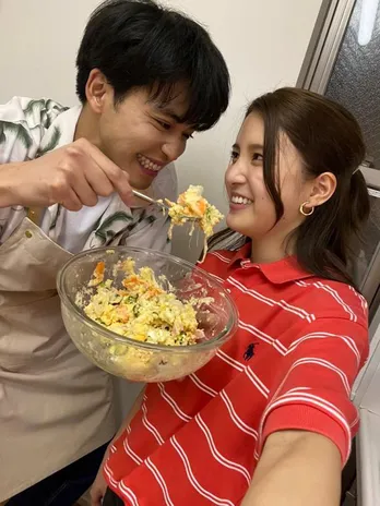 中田圭祐、手作りポテサラを川島海荷に“あーん”としている仲むつまじい夫婦ショットを公開「目指せ120点!」<私たち結婚しました 3>