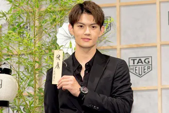 佐野勇斗、 顔面が生クリームだらけの町田啓太と一ノ瀬颯を囲んで、大好きな仲間たちとのオフショット公開<テッパチ!>