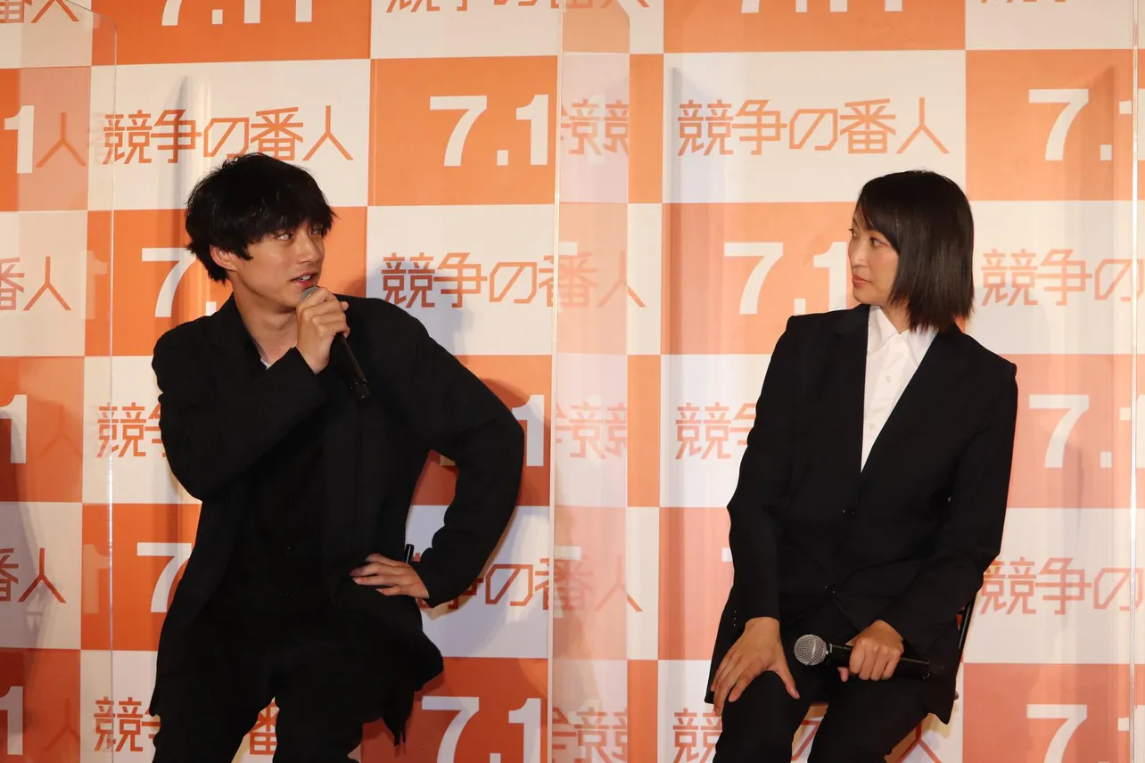 「競争の番人」の制作発表に登壇する坂口健太郎と杏