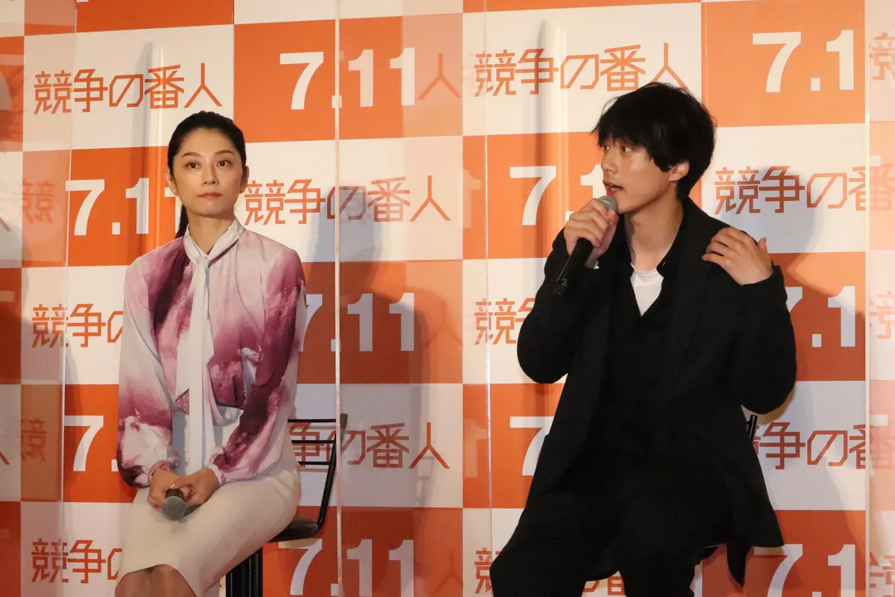 「競争の番人」の制作発表に登壇する小池栄子と坂口健太郎