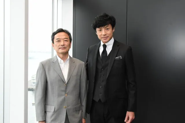 現・公安調査庁長官の和田雅樹氏(左)と「GAME OF SPY」主演の東山紀之(右)