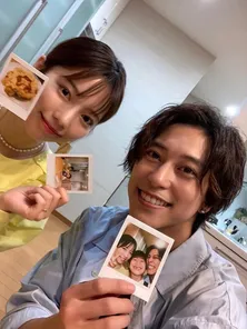 佐野岳、写真を手に持った島崎遥香との2ショットを公開「もっとお互いのこと知れたらいいな」<私たち結婚しました 3>
