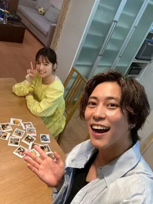 島崎遥香、佐野岳と自撮りした2ショットを公開「がっくんにばっかり写真撮ってもらってた」<私たち結婚しました 3>