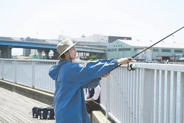 【写真】仕事終わり、スーツから釣りファッションに着替えた凪子(臼田あさ美)