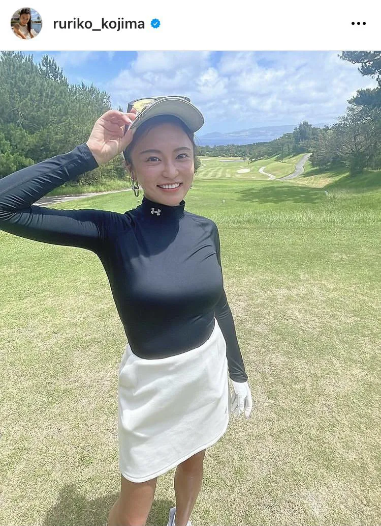 タイトなゴルフウエア姿で元気いっぱいの健康美を見せる小島瑠璃子