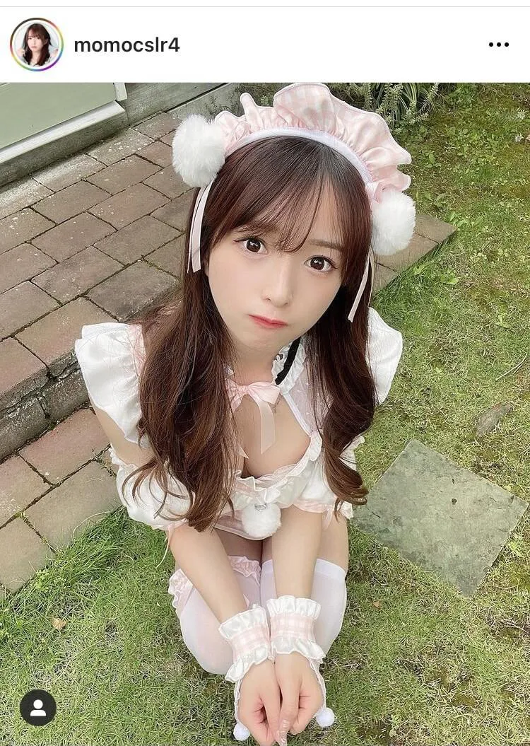 月野もも、メイド風コスプレでしゃがんで上目づかい