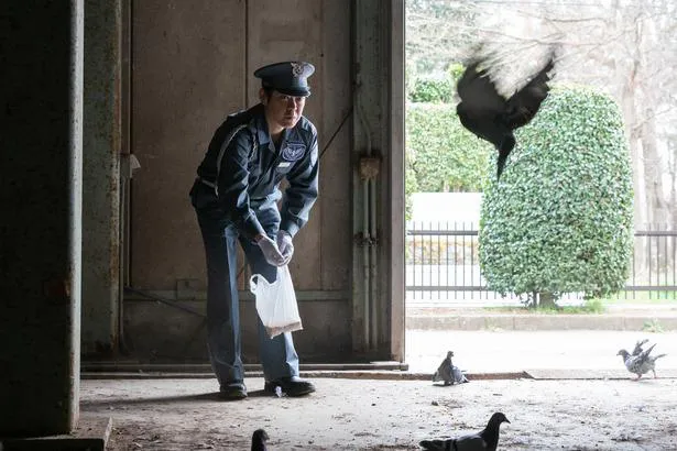 【写真】鳩を蹴り殺したシーンも衝撃...“佐伯”阿部サダヲ