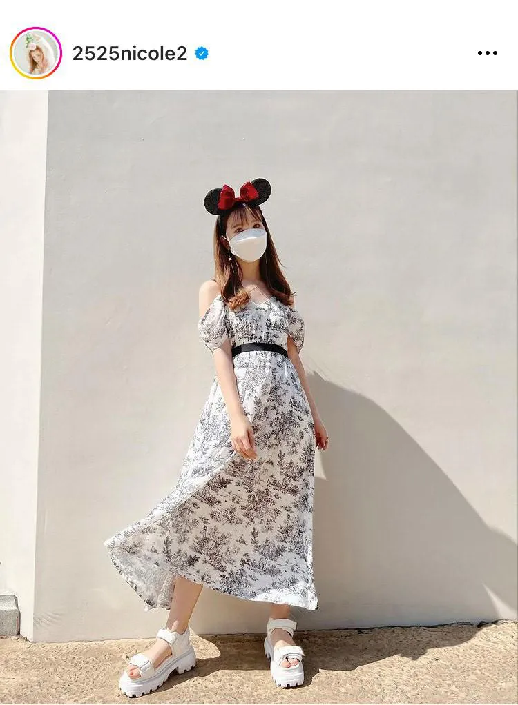 かわいらしい大人ミニーコーデを披露する藤田ニコル