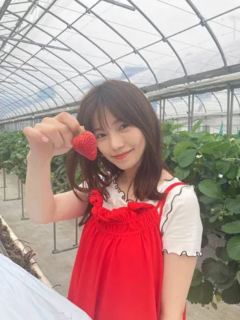 島崎遥香、大きないちごを持ちながらほほえむ佐野岳との2ショットを公開「食べさせ合うのも初めて」<私たち結婚しました 3>