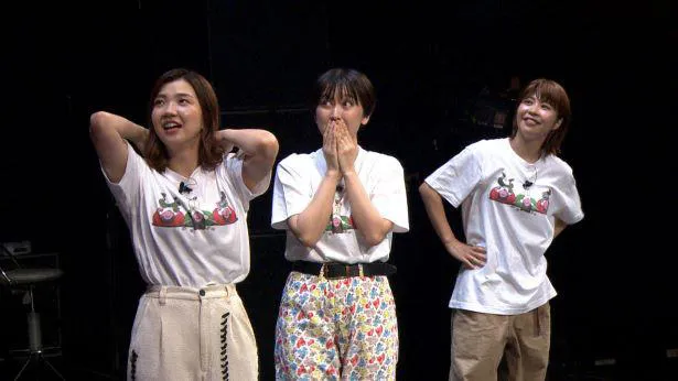  「第4回バラバラ大選挙」グランプリ獲得に喜ぶ(写真左)福田麻貴、サーヤ、加納