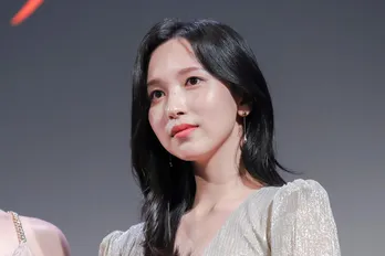 TWICEミナ、美脚あらわなミニ丈ゴールド衣装で登場 渡辺直美&三吉彩花との再会に「光栄です」