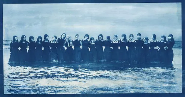【写真】櫻坂46、メンバー21人が横一列に並ぶ、鮮やかなブルーのアーティスト写真　