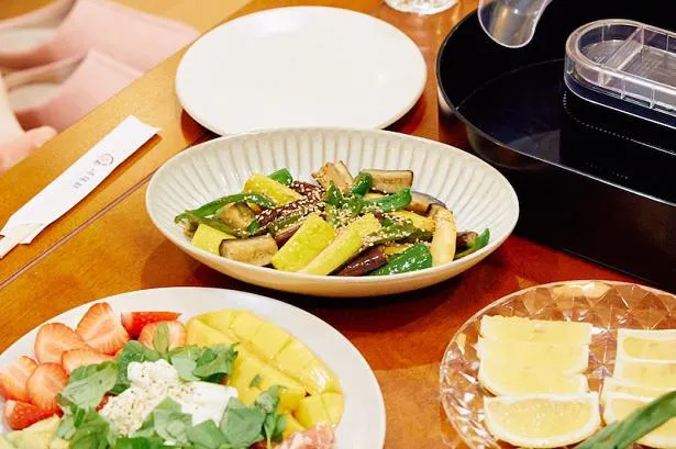 【写真を見る】「フルーツとブッラータチーズ、なすと野菜の煮浸し」とテーブルに並んだ料理の写真を公開した川島海荷