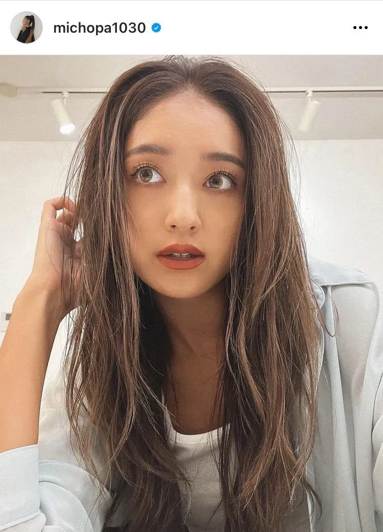 ラフなヘアアレンジと小麦色の肌で健康的な色気漂う池田美優