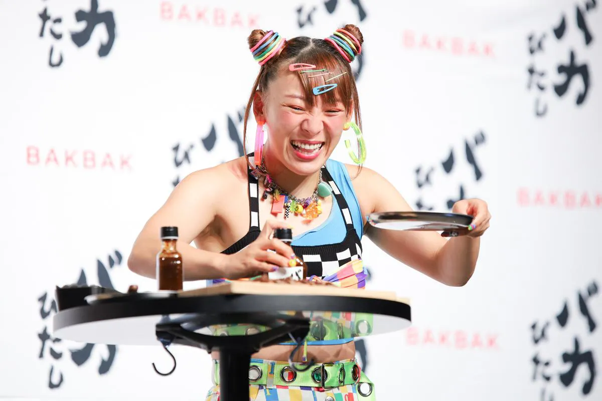 フワちゃんが究極の焼肉のタレ「バカびたし」新商品発売記念イベントに登壇