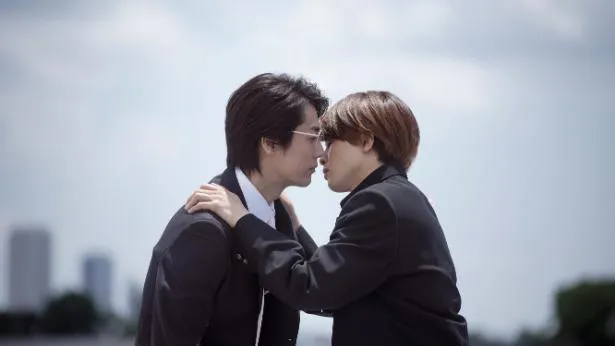 【写真】草川拓弥“湊”が思いを寄せる担任の福士誠治“佐久間”にキス