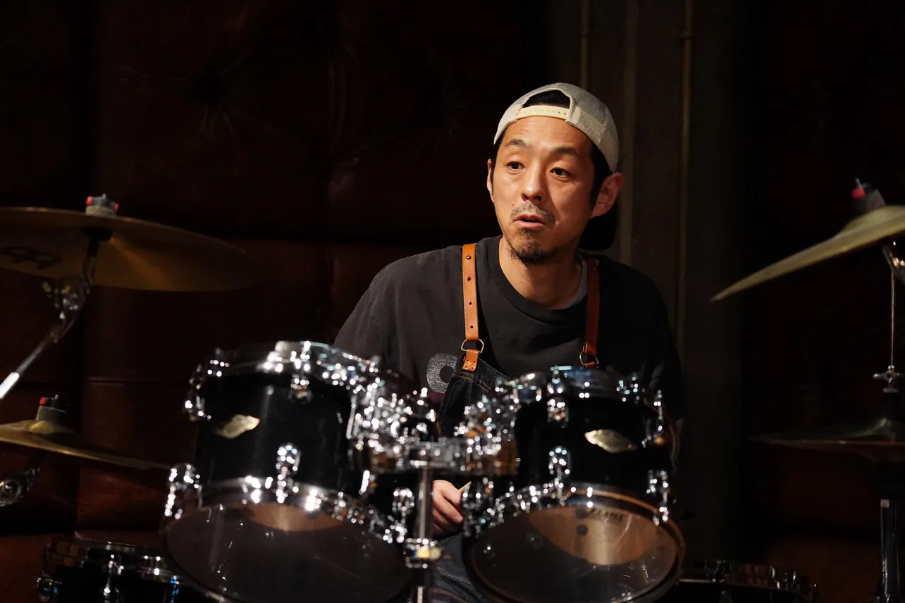 【写真】ドラムを演奏する宮藤官九郎“フクオ”