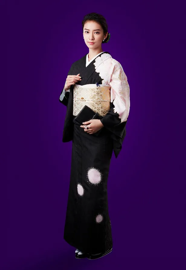 【写真を見る】銀座の若きママを演じる武井咲は艶やかな着物姿を披露！