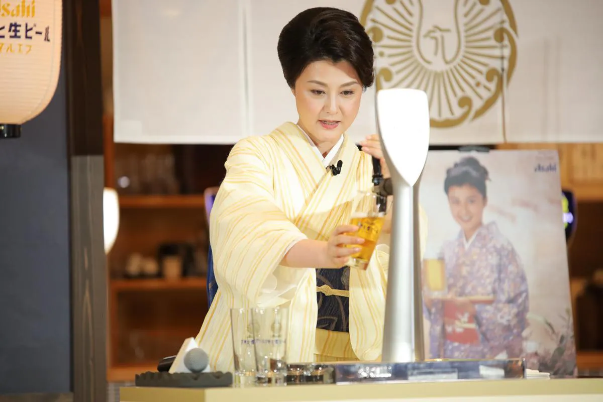 【写真】真剣な面持ちでビールを注ぐ藤原紀香