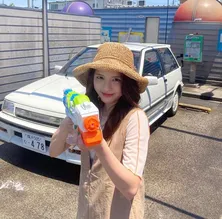 中田圭祐、水鉄砲をかまえたキュートな川島海荷の姿を公開「愛車の洗車をしました!」<私たち結婚しました 3>