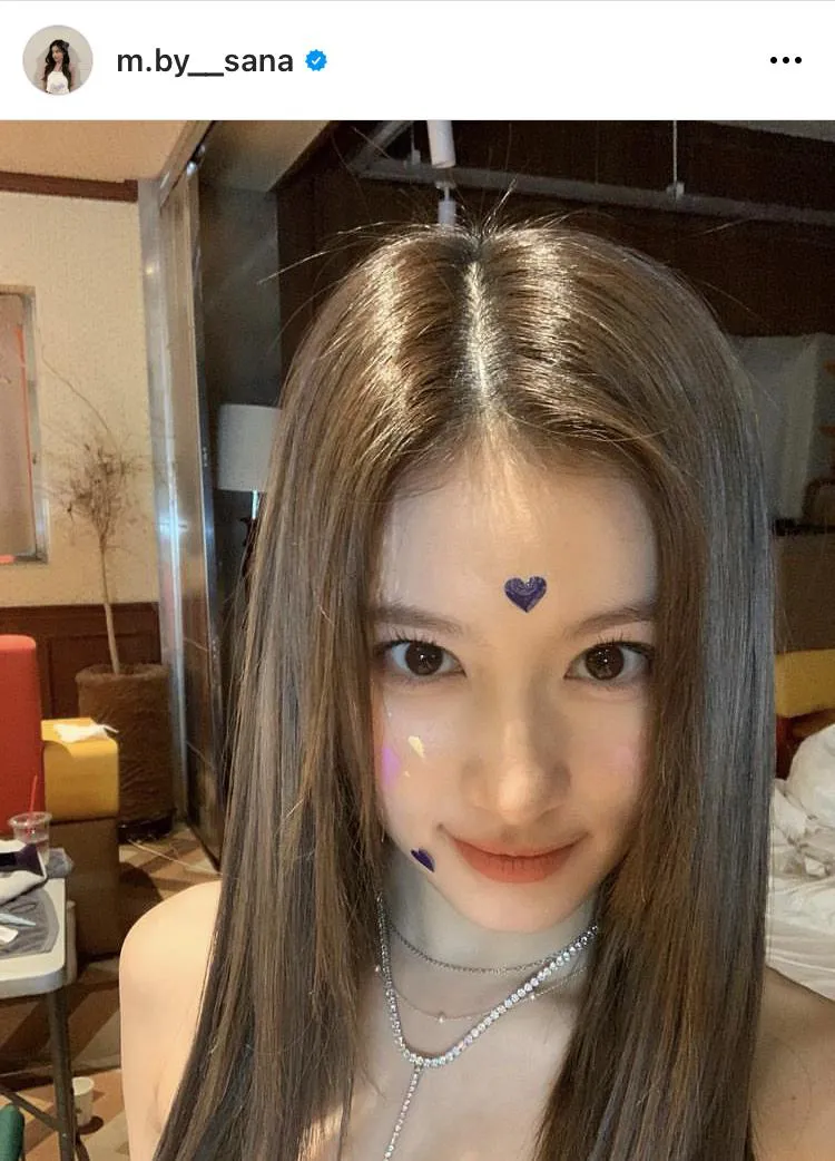 サナさま確認ページ♥ 画像・写真 TWICE・サナ、タイトなラインで抜群のスタイルを披露 “へそ