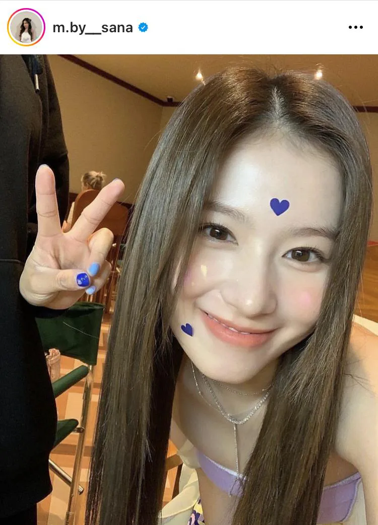 画像・写真 TWICE・サナ、タイトなラインで抜群のスタイルを披露 “へそ