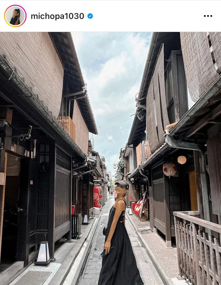 日焼けした肌が美しい！京都の町屋が並ぶ路地での全身ショットを披露するみちょぱ