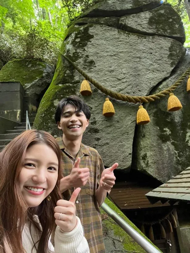 【写真を見る】石割神社で撮影した中田圭祐との満面笑みな2ショットを公開した川島海荷