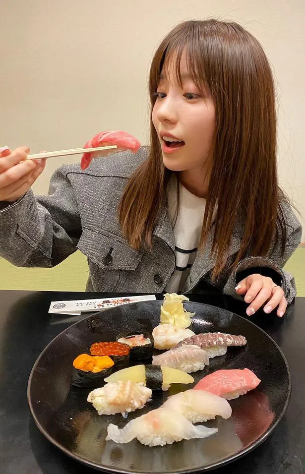 お寿司をおいしそうに食べる島崎の姿を公開した佐野岳