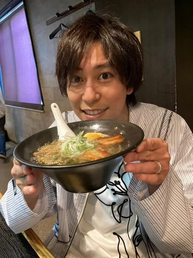 【写真を見る】小樽でラーメンを食べた佐野岳の写真を公開した島崎遥香