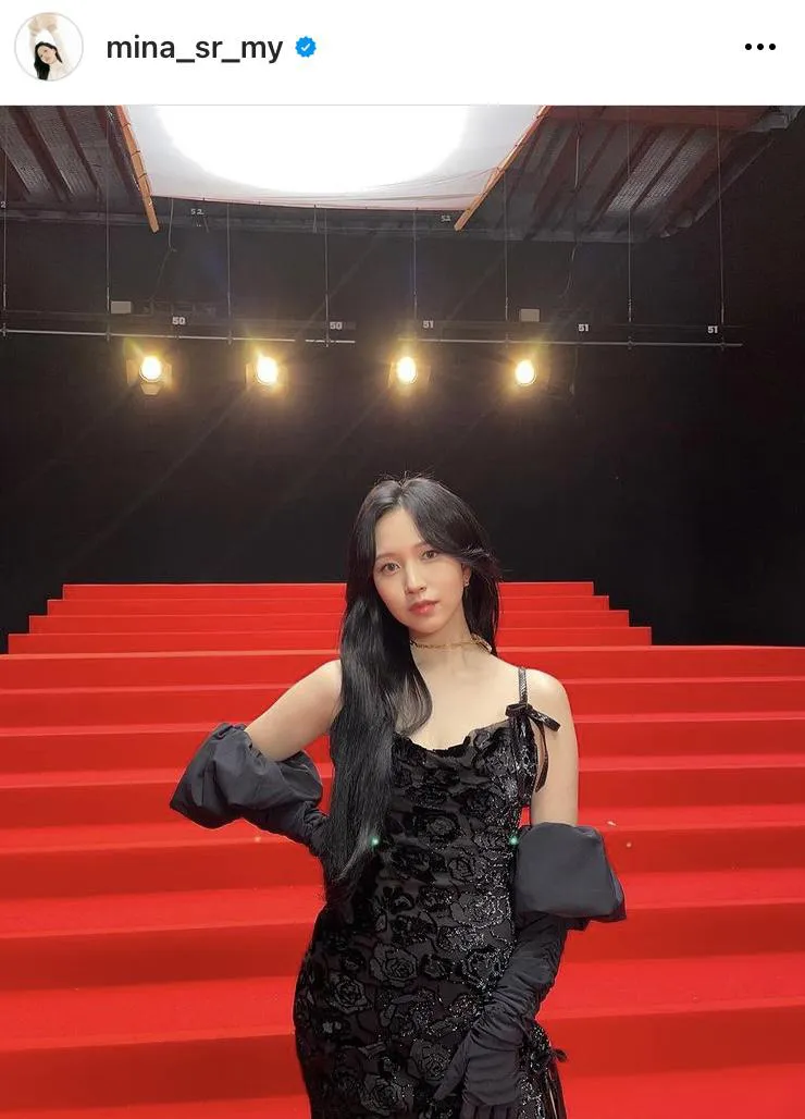 画像・写真 TWICE・ミナ、美脚あらわ…ブラックミニドレス姿に絶賛の声