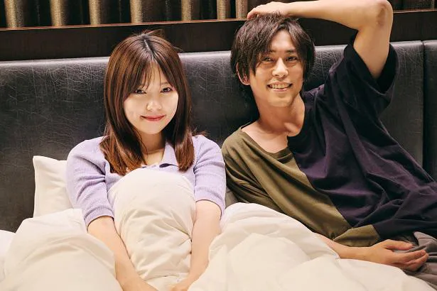 【写真を見る】ベッドの上に座る佐野岳と島崎遥香夫婦