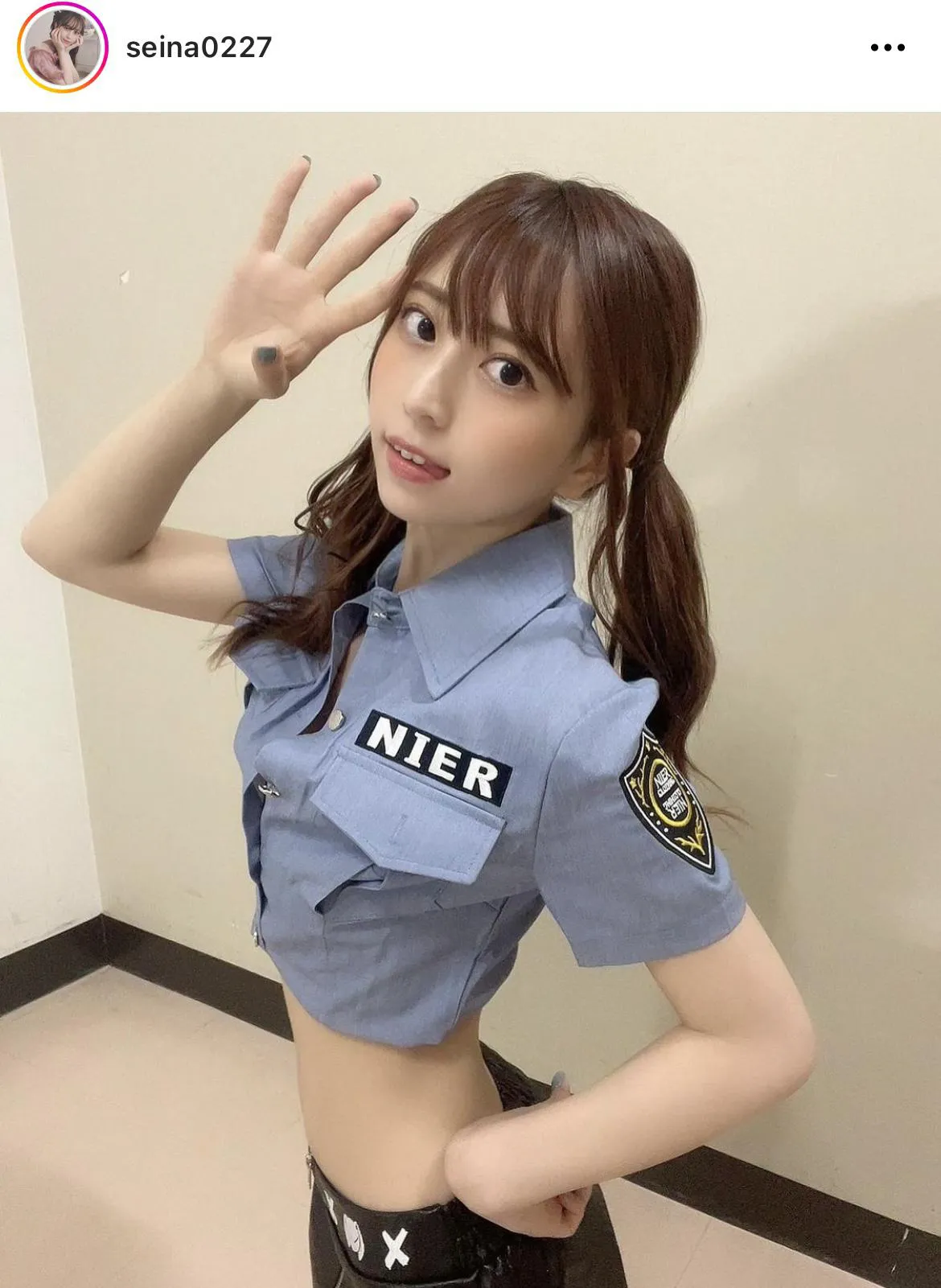 胸元チラ見せミニスカポリス - 警官・アーミー