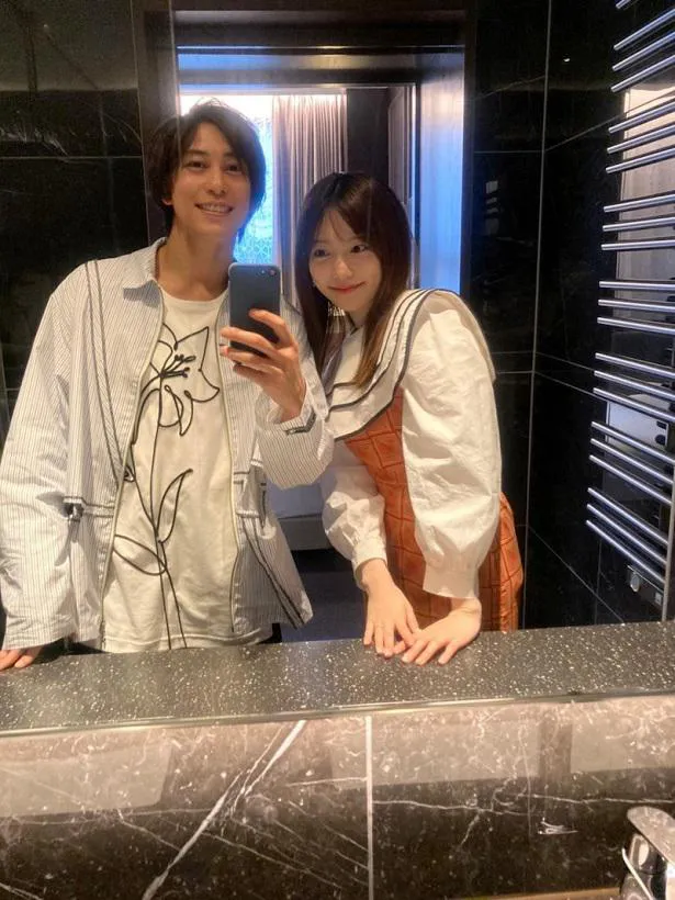【写真を見る】佐野岳と仲良く鏡の前に並んで立つ夫婦ショットを公開した島崎遥香