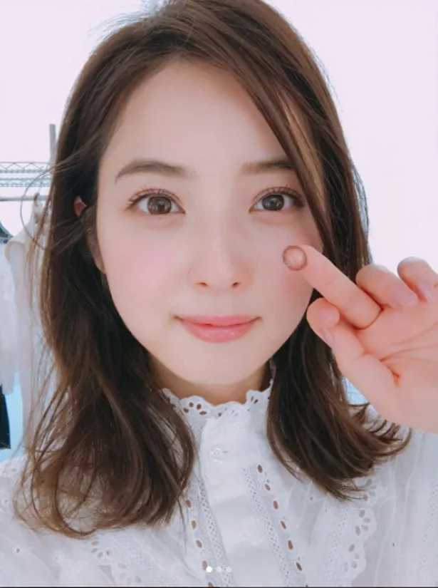 【写真を見る】佐々木希が天使のほほ笑みでじ～っと見つめる姿は反則級!?