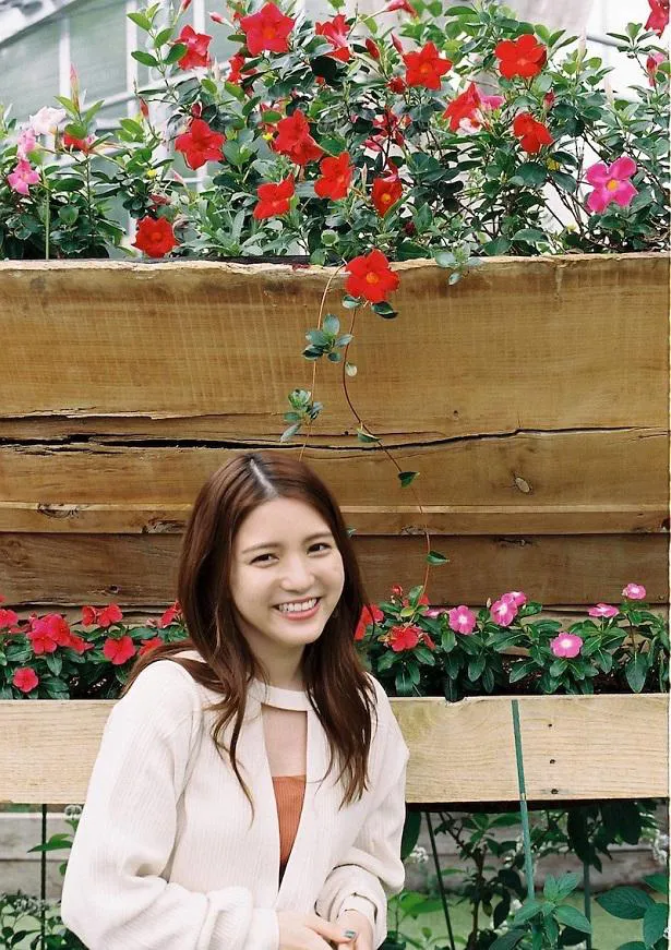 色鮮やかに咲く花をバックに撮影した川島海荷の笑顔ショットを公開した中田圭祐
