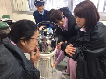 「女囚セブン」オフショット公開！　木野花が共演者たちを手相診断!?